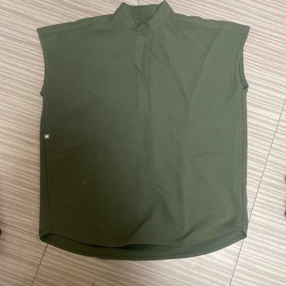 Women’s scrub top